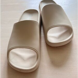 Wild Fable women’s molded slide sandals sz. 8 off-white